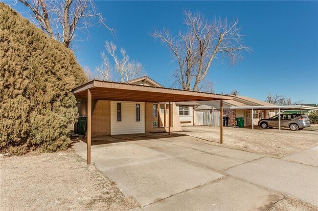 Building Photo - Spacious 4-Bedroom and 1.5 Bathroom w/ Pri...