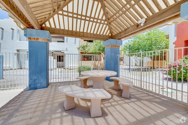 Picnic Area - La Mirage Apartments