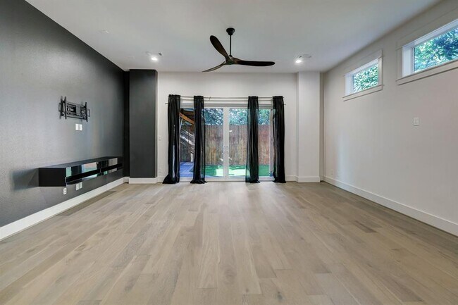 Building Photo - 1136 Adele St