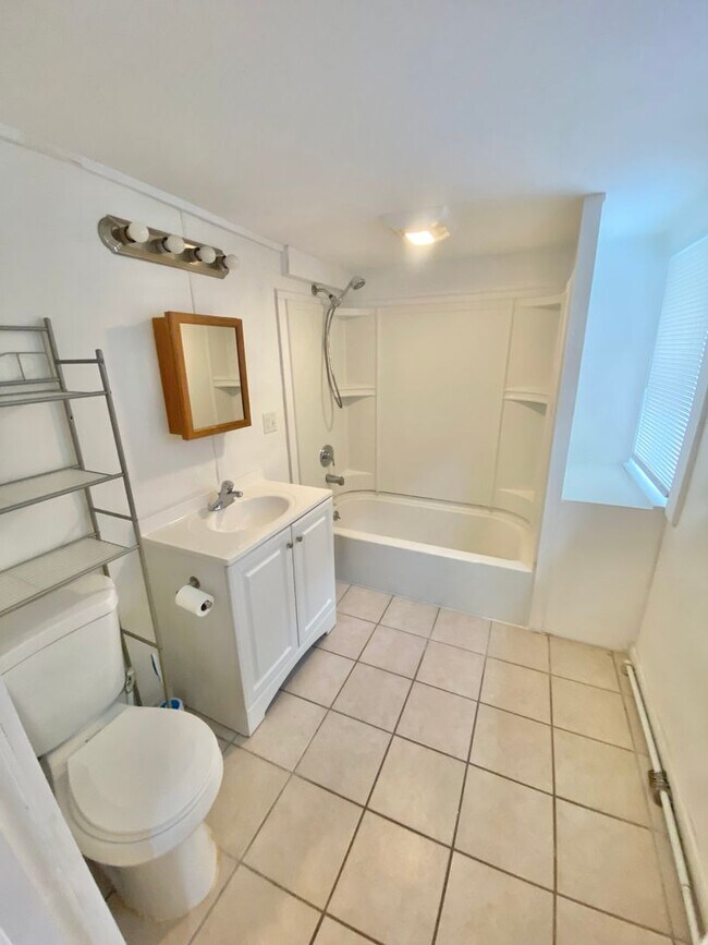 Building Photo - 3 Bedroom in Burlington Available Anytime in May or 6/1!