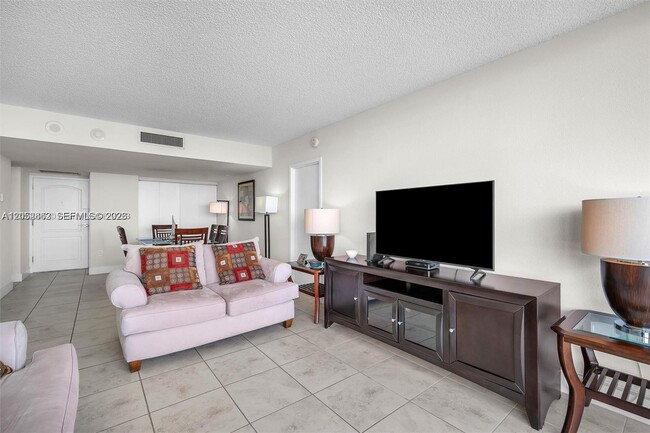 Building Photo - 3625 N Country Club Dr