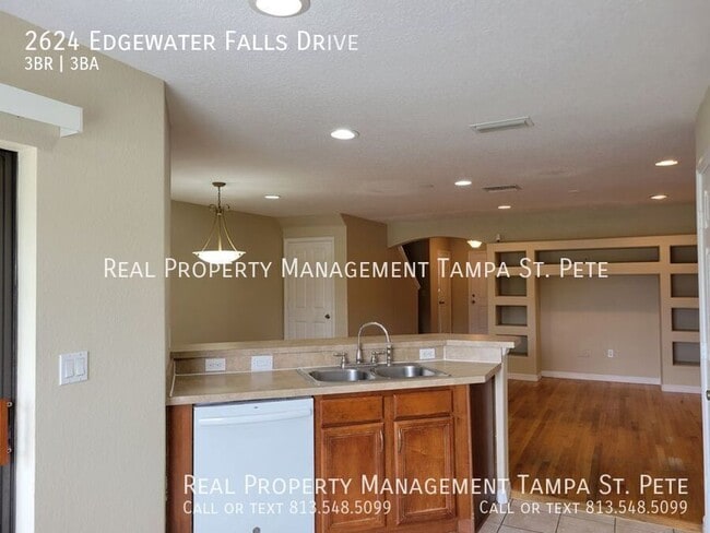 Building Photo - 2624 Edgewater Falls Dr