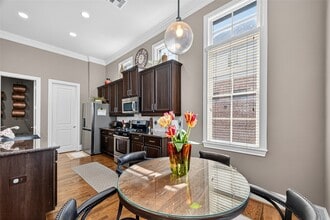 Building Photo - 9413 Fannin St