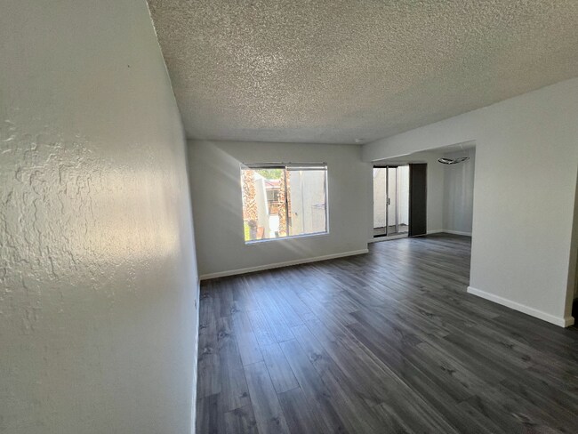 Building Photo - Updated 2 bedroom condo in a gated communi...