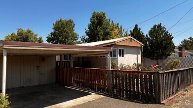 Building Photo - 458 NE Russell Ave