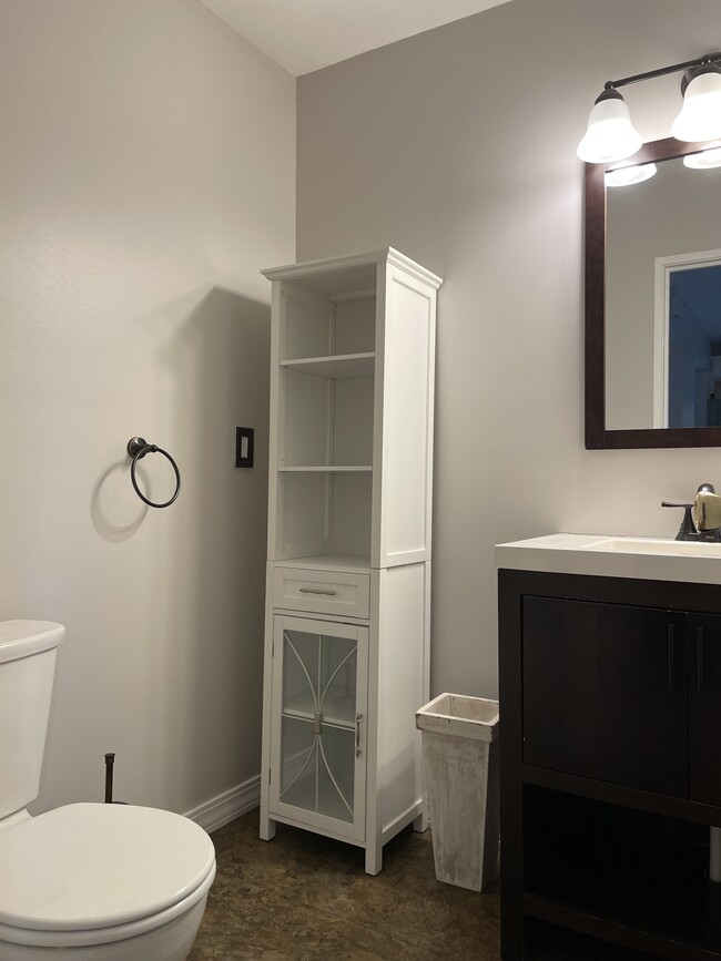 Main level bathroom - 2988 Chapshire Dr SE