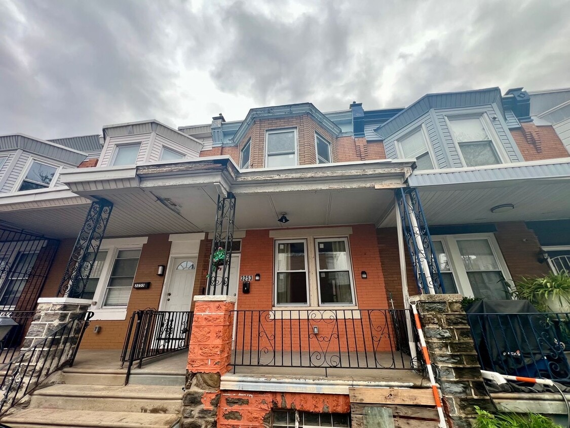 Newly Renovated 3-Bedroom Townhome! Available NOW! - Newly Renovated 3-Bedroom Townhome! Available NOW!