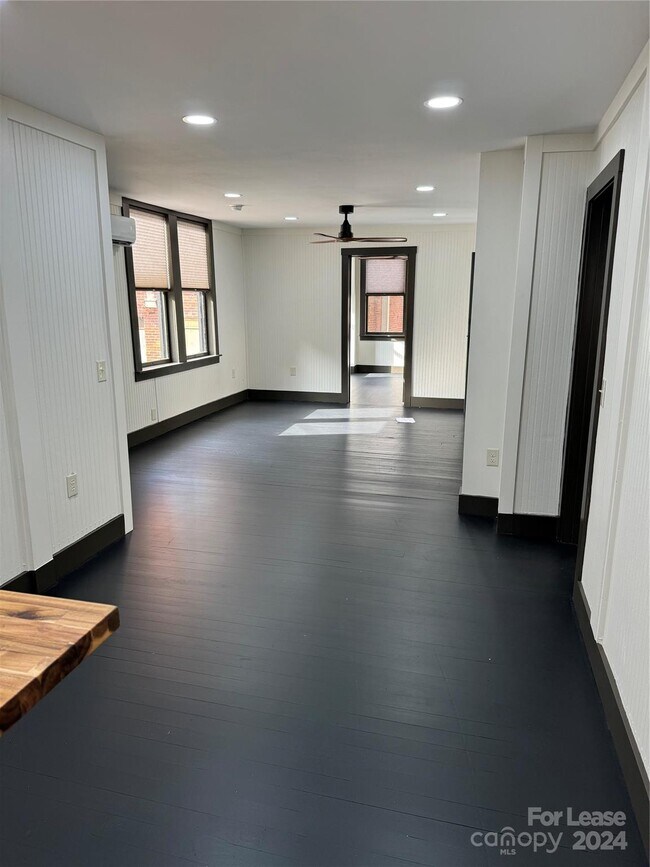 Foto del edificio - 555 W Main St
