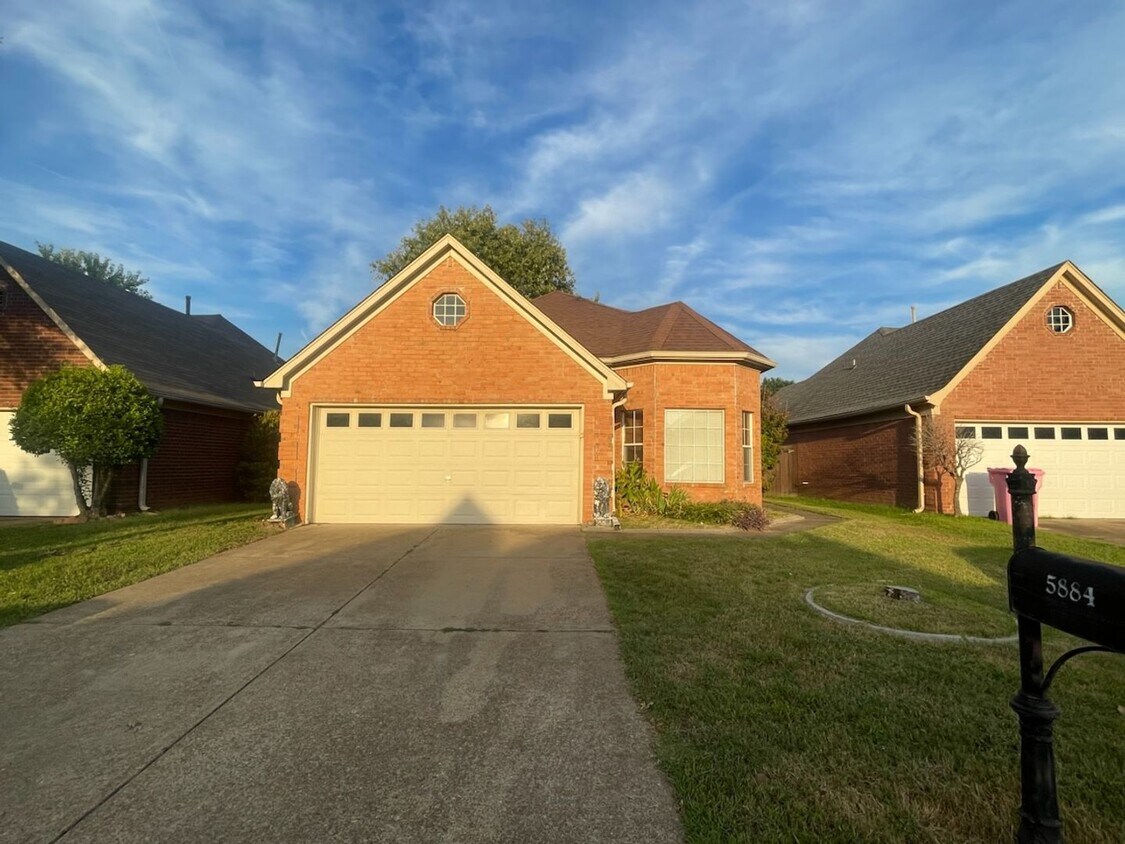 Foto principal - 5884 Alexandria Ln