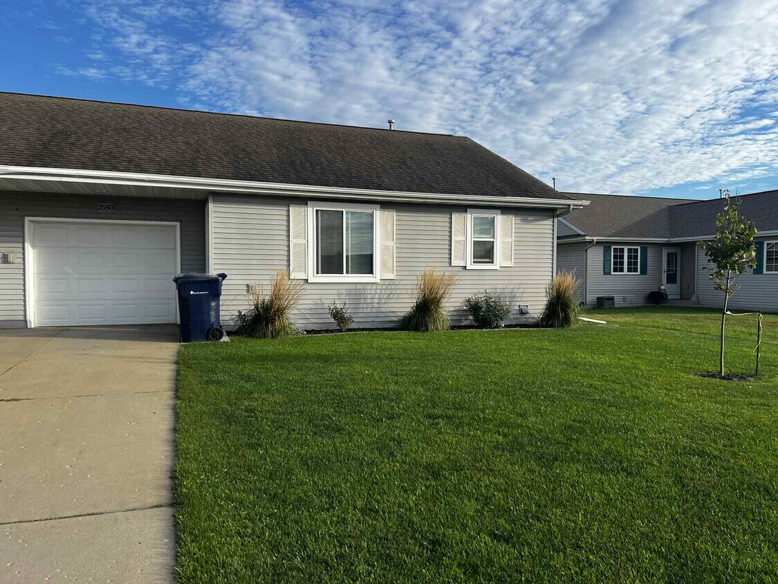 Foto principal - 2550 Greenwood Dr