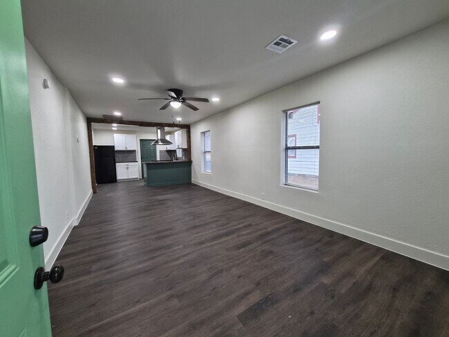 Foto del edificio - This beautifully updated 2-bedroom, 2-bath rental features modern updates throughout.