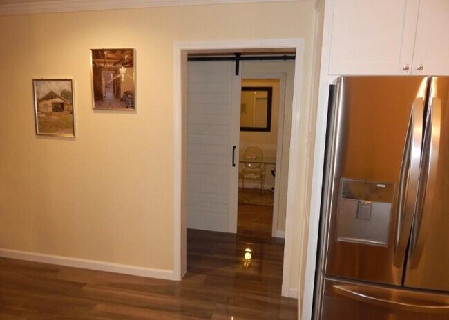 Foto del edificio - 8821 Woodruff St