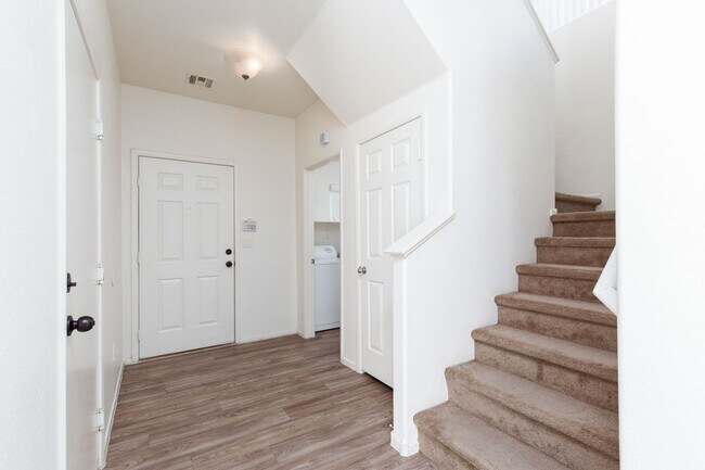 Building Photo - LARGE 4 BEDROOM, 3 BATH HOME BLOCKS FROM N...