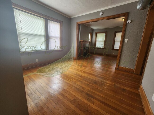 Foto del edificio - ORIGINAL HARDWOOD FLOORS!!!