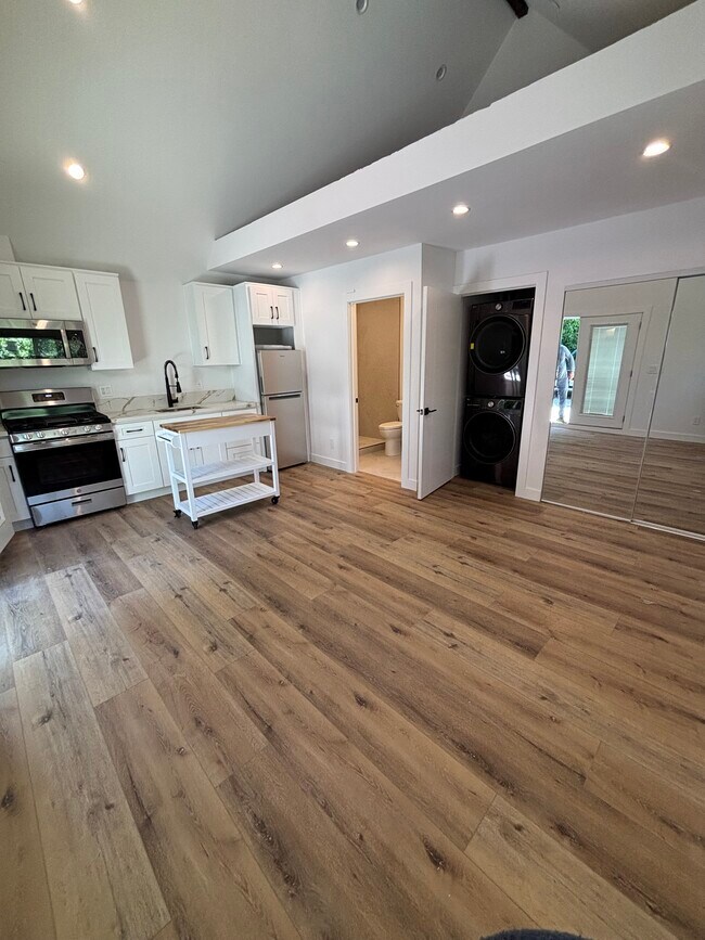Studio - 6676 Colgate Ave