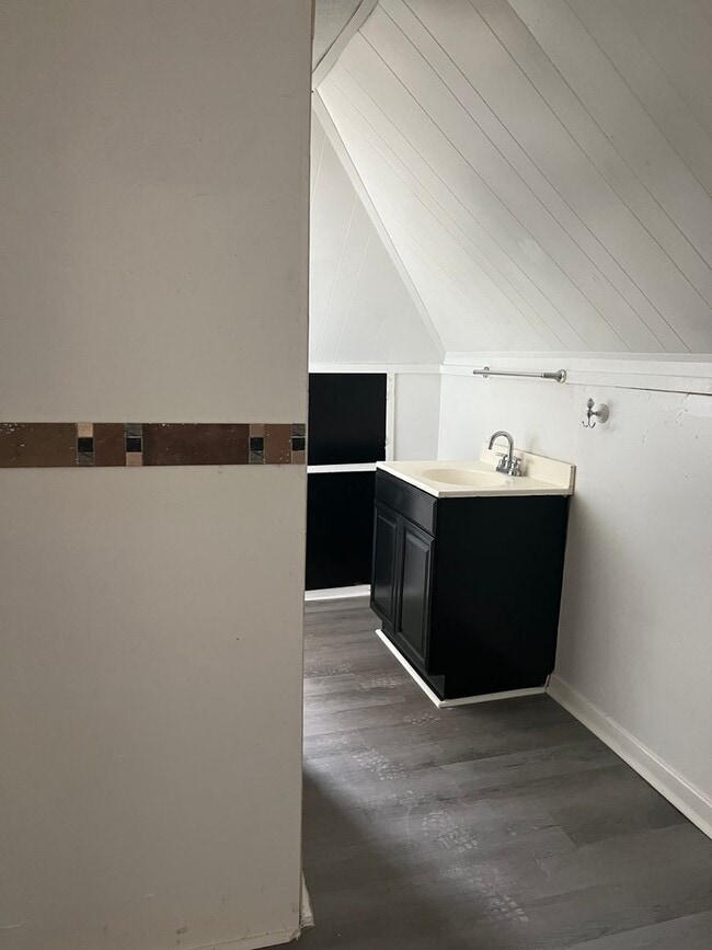 Building Photo - Available Now 1 bedroom 1 bathroom upstair...