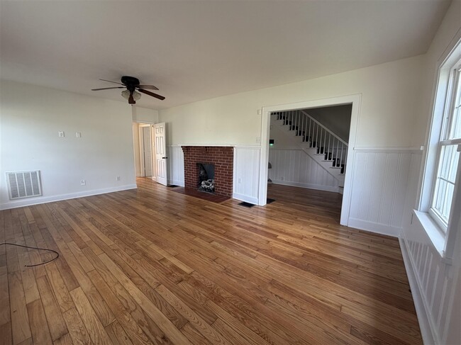 Building Photo - 509 University Dr