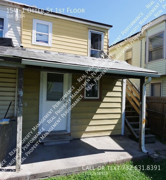 Building Photo - Renovated 2/3 BR New Kitchen & Appliances