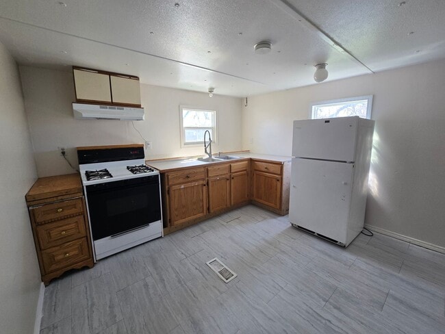 Building Photo - 2 bed, 1 bath Trailer House