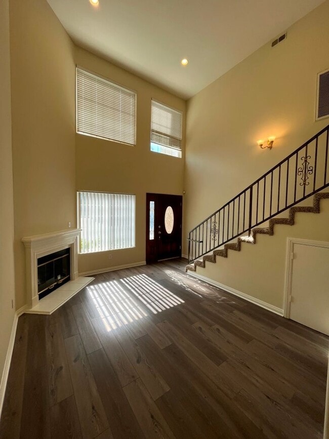 Foto del edificio - Upgraded 3+2.5 end unit w/attached garage ...