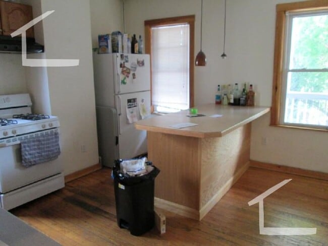 Building Photo - nice 4 bed in oak square