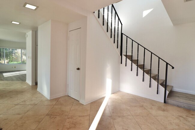 Building Photo - Beautifully updated 2-bedroom 2.5-bathroom...