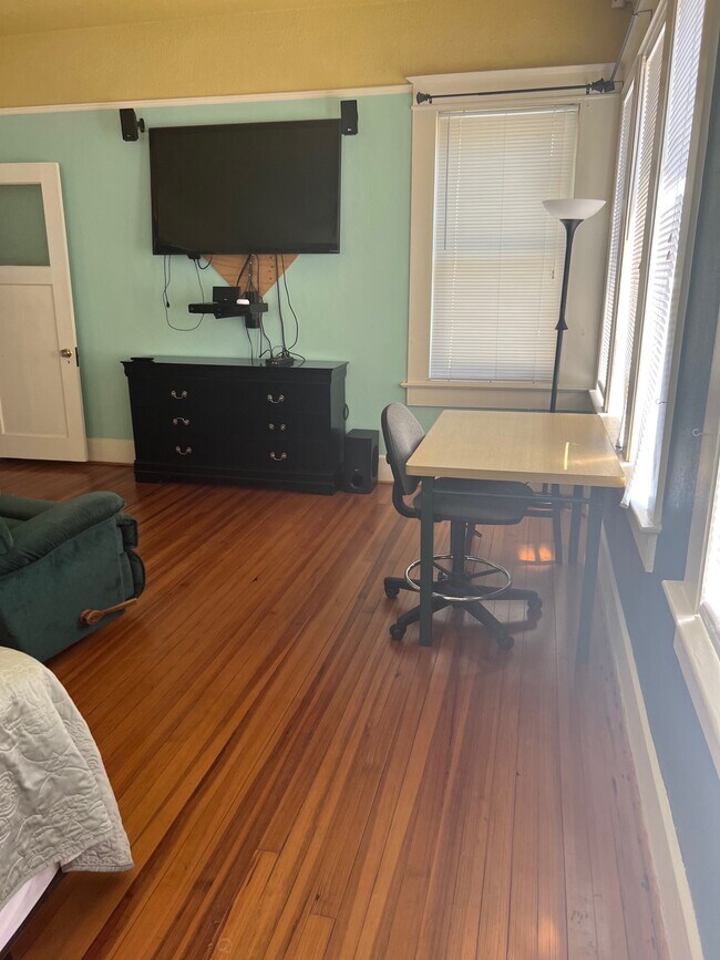 133 Hopkins Blvd Unit A, Biloxi, MS 39530 Room for Rent in Biloxi, MS