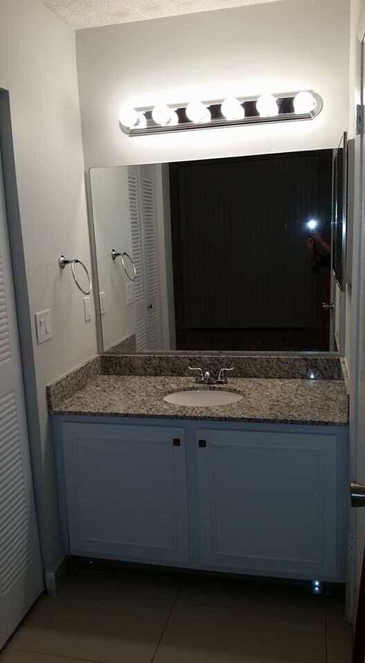 Building Photo - ONE BEDROOM ONE BATHROOM !! WATERFRONT COM...