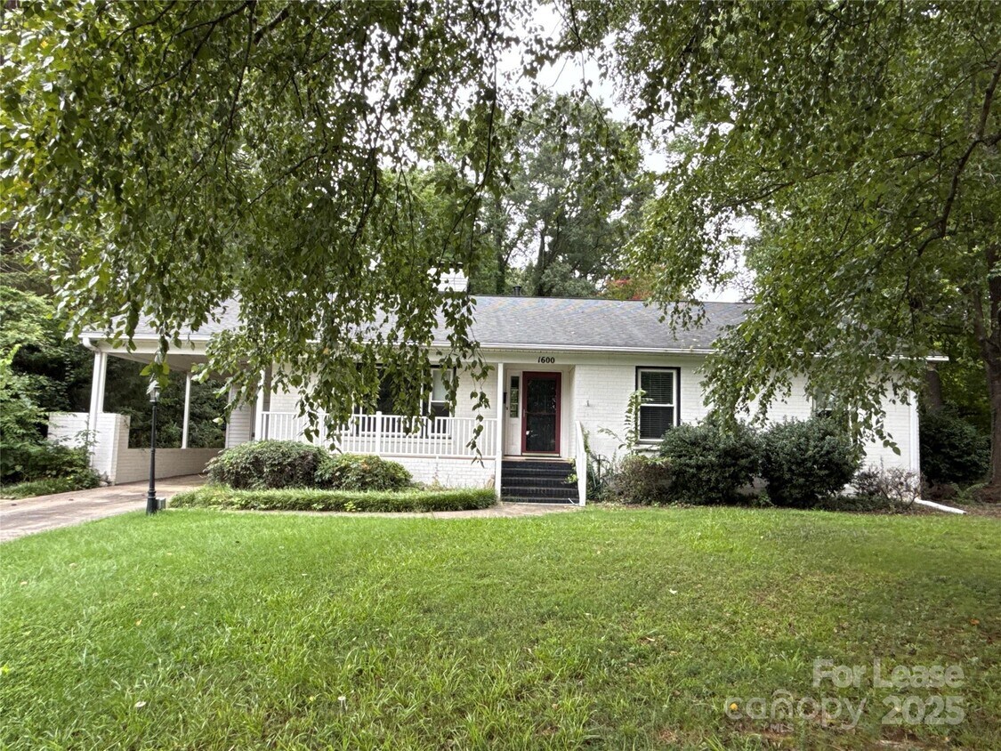 Foto principal - 1600 Paddock Cir