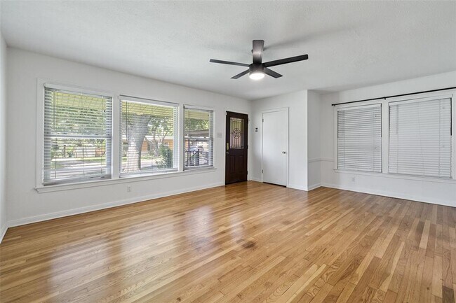 Foto del edificio - 1206 Larkwood Dr