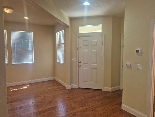 Building Photo - 5343 Dunlay Dr