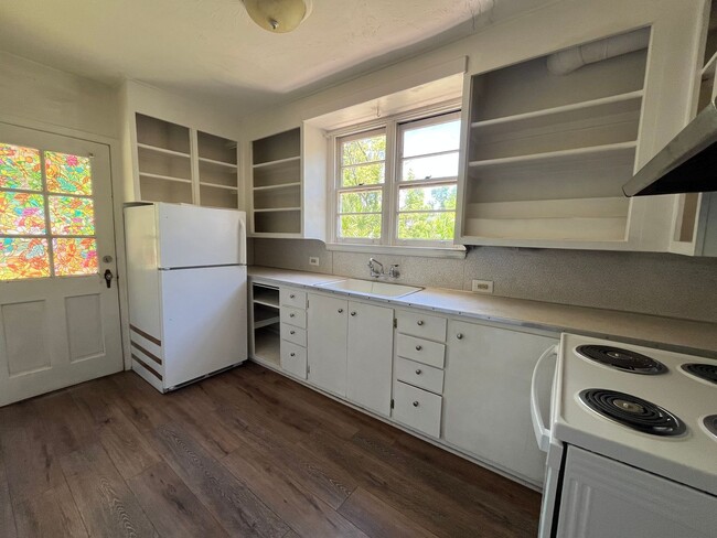 Building Photo - Charming 2 bedroom, 1 Bathroom Vintage Bri...