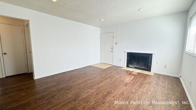 Foto del edificio - 8208 Vernon Ave