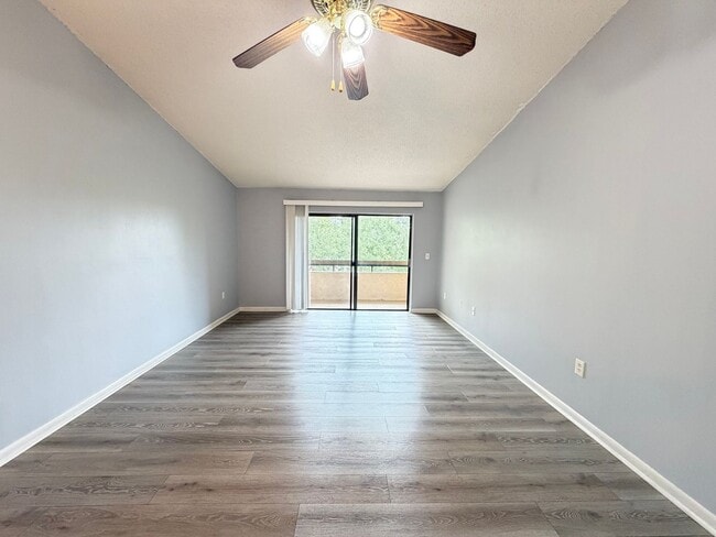 Building Photo - 5239 Vineland Rd