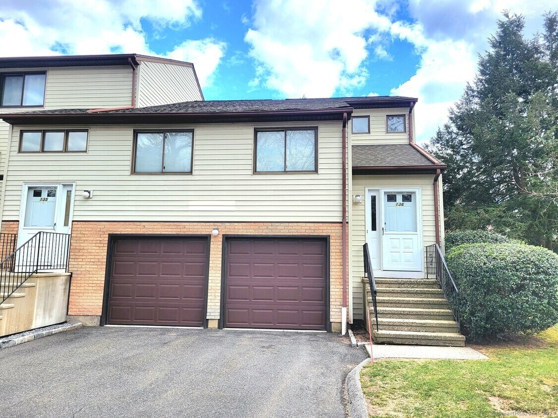 Primary Photo - 13 Oak Forest Dr