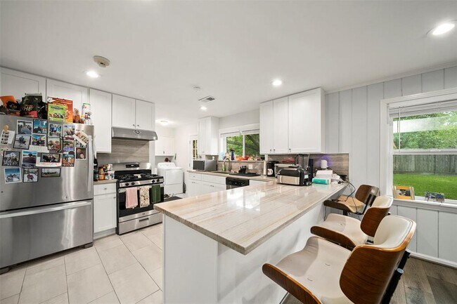 Foto del edificio - 5034 Darnell St