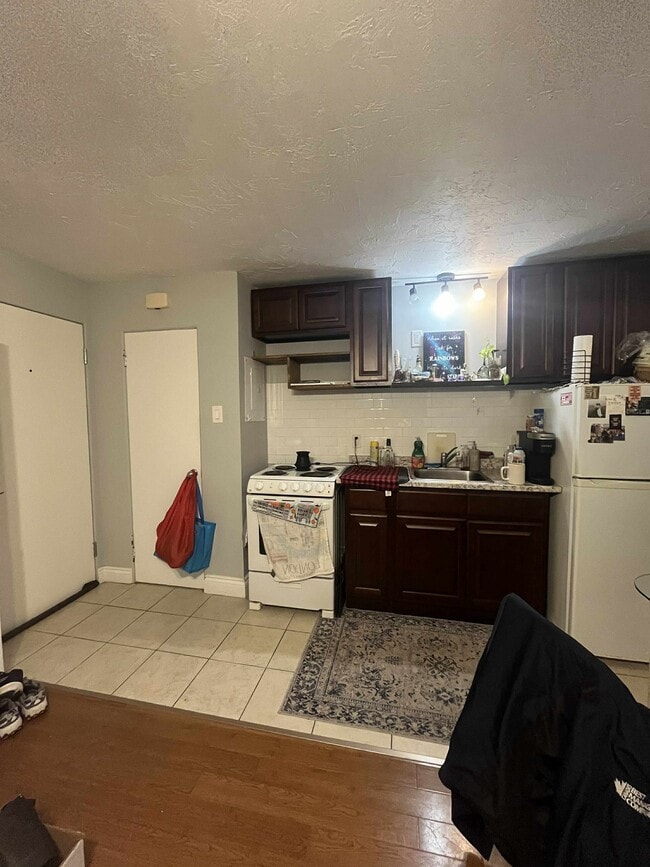 Building Photo - 10 Belmont St