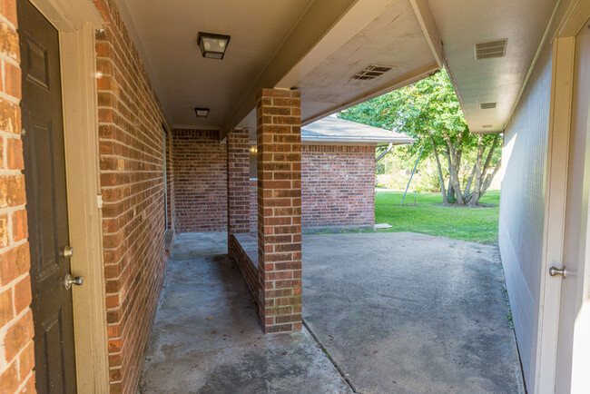 Foto del edificio - Brick Ranch with 2 car garage