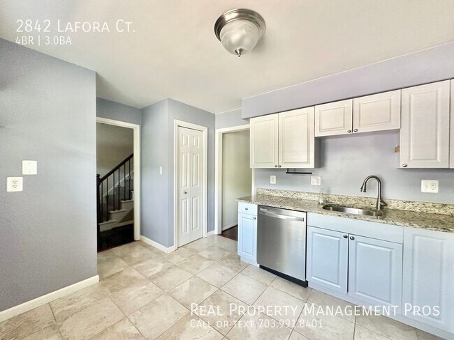 Building Photo - Spacious & Sophisticated Merrifield Townho...