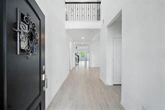 Building Photo - 15011 Old Horseshoe Lake Dr