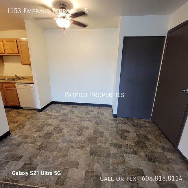 Building Photo - 2 bedroom/ 1 bath apartment in Sun Prairie...