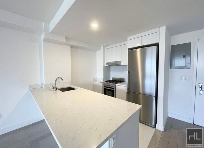 Building Photo - Gorgeous Rent Stabilized 1 bed spanning 700 sq feet - Heat, HW & Cooking gas included, DW Private...