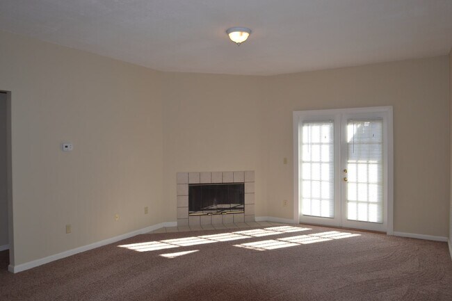 Foto del edificio - 1651 Ashwood Cir