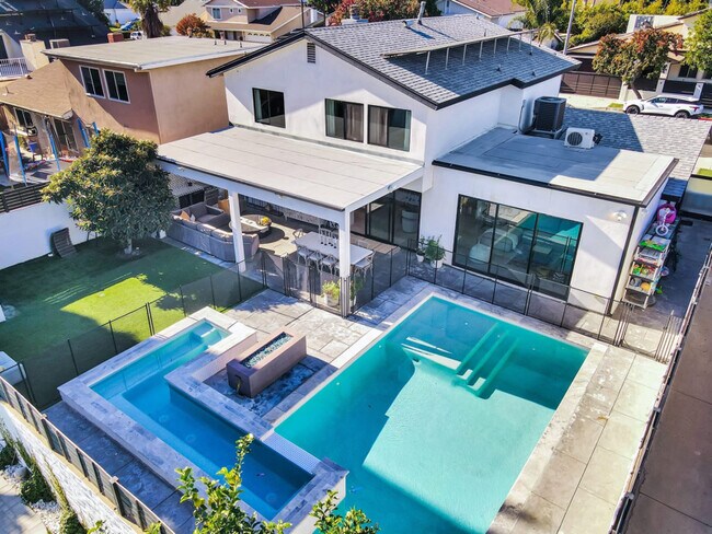 Foto del edificio - 6324 Geyser Ave