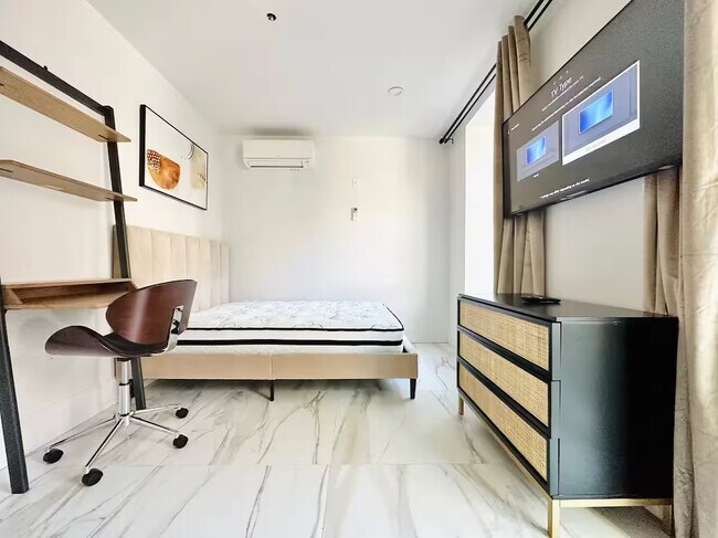 Foto del edificio - Furnished room/NOT APARTMENT