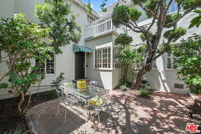 Foto del edificio - 9677 Charleville Blvd