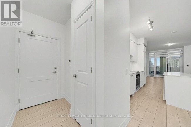 Building Photo - 30 Elm Dr W