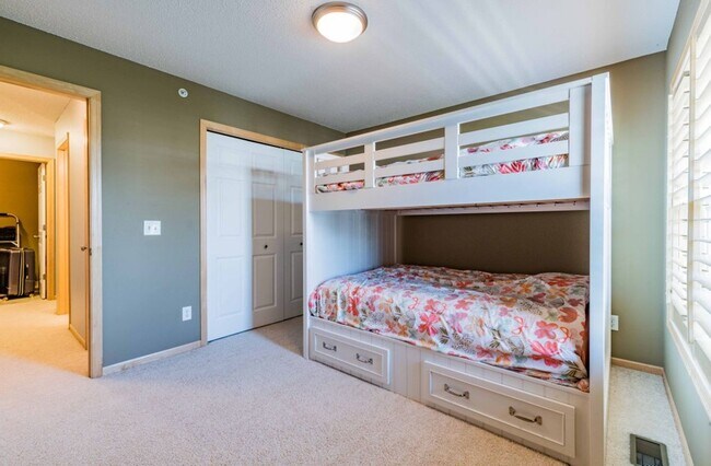 Building Photo - Available June 1st 2024! 2BD 3BA Townhome