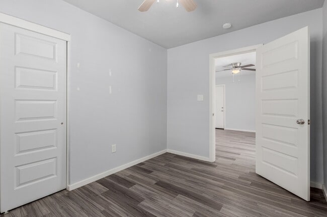 Building Photo - 2 bedroom 1 bathroom
