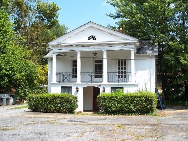 Building Photo - 903 Southwest Ave